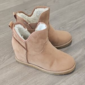 Kohl's Tan Winter Boots with Sherpa Lining Sz 6.5